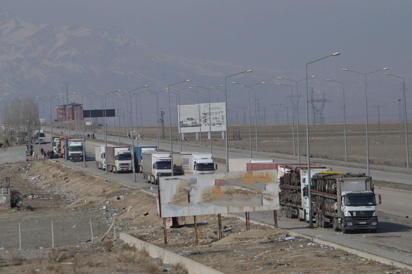 Gürbulak'ta 7 kilometrelik TIR kuyruğu oluştu